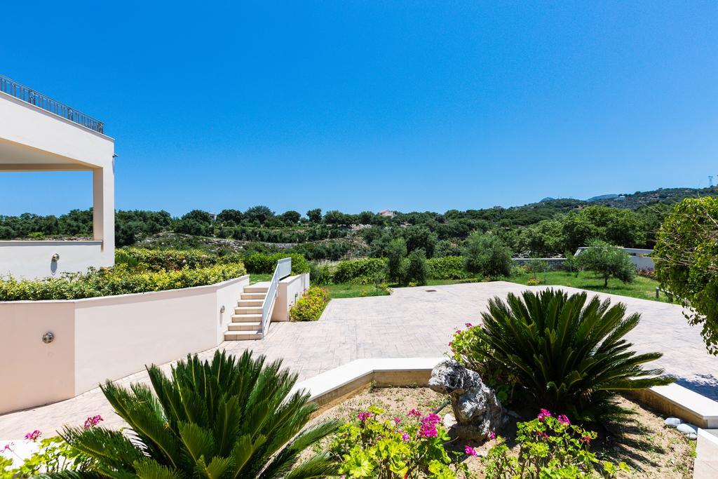 Deluxe Villa Ianthos - Outdoor Hot Tub & Kids Pool Gallos ภายนอก รูปภาพ