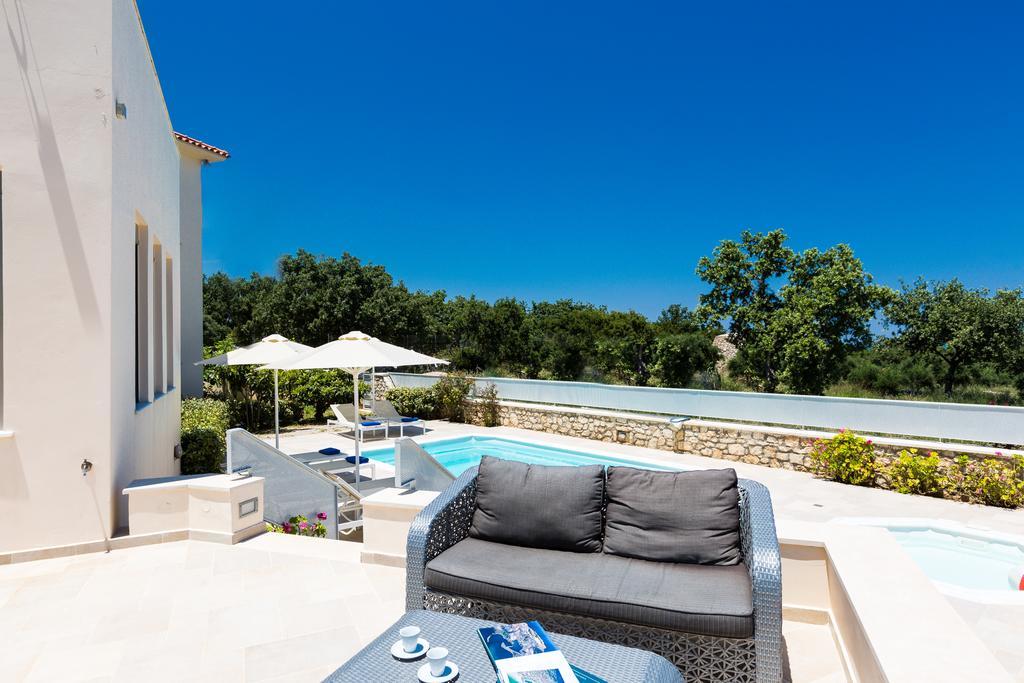 Deluxe Villa Ianthos - Outdoor Hot Tub & Kids Pool Gallos ภายนอก รูปภาพ